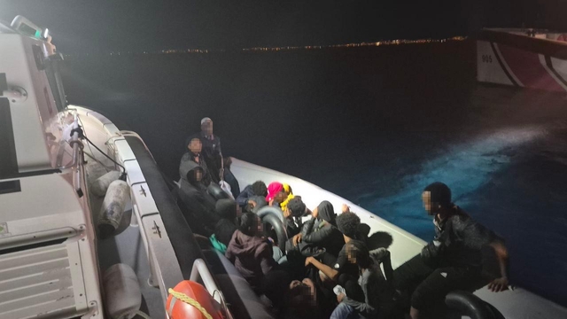 İzmir açıklarında hareketli lastik bot durduruldu: 14 düzensiz göçmen yakalandı