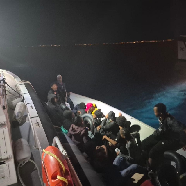 İzmir açıklarında hareketli lastik bot durduruldu: 14 düzensiz göçmen yakal...