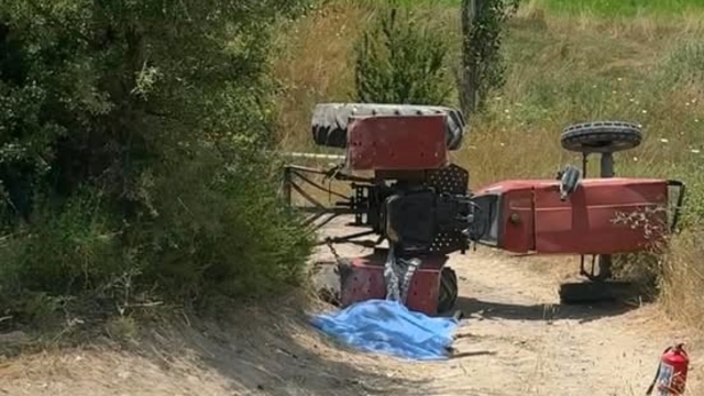 Devrilen traktörün üzerinden yola savrulan genç kadın hayatını kaybetti
