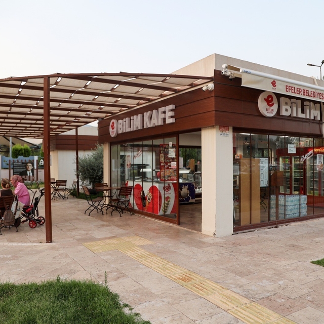 Efeler'de Bilim Kafe yaz akşamlarında da ziyaretçilerini ağırlayacak