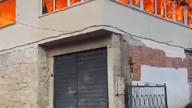Alevlere teslim olan ev kullanılmaz hale geldi