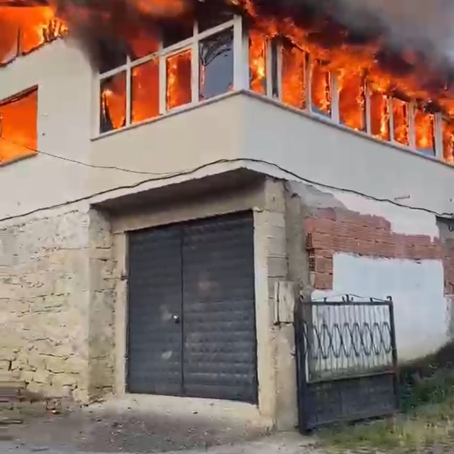 Alevlere teslim olan ev kullanılmaz hale geldi