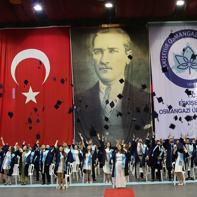 ESOGÜ Diş Hekimliği Fakültesi 2026 mezunlarını verdi