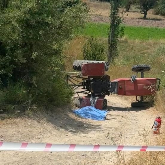 Devrilen traktörün üzerinden yola savrulan genç kadın hayatını kaybetti