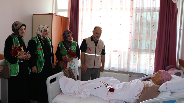 Oltu'da  hastalara moral ziyareti
