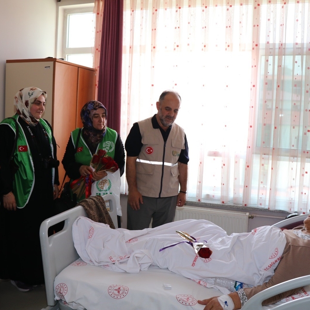Oltu'da  hastalara moral ziyareti