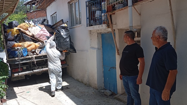 Burdur'da kötü kokunun kaynağı çöp ev çıktı: 3 kamyon atık çıkarıldı