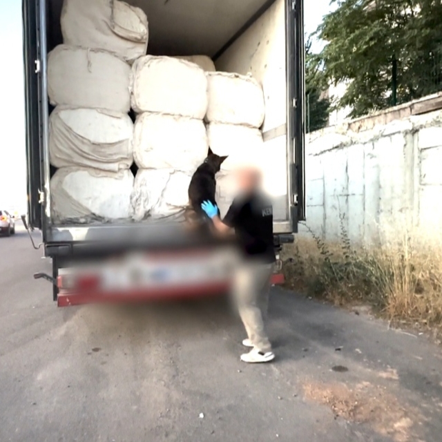 İki TIR'daki 122 kilo uyuşturucuyu 'Mailo' buldu; 2 tutuklama