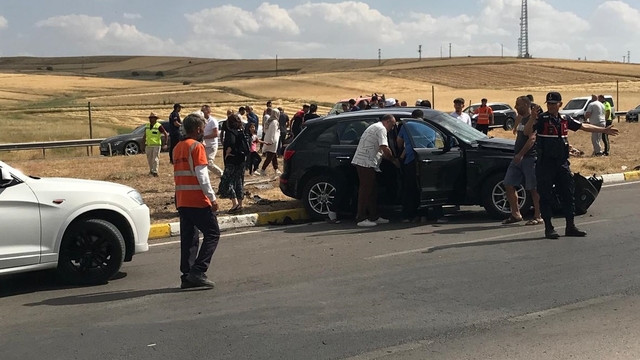 Sivas'ta iki otomobil çarpıştı: 1 ölü, 8 yaralı