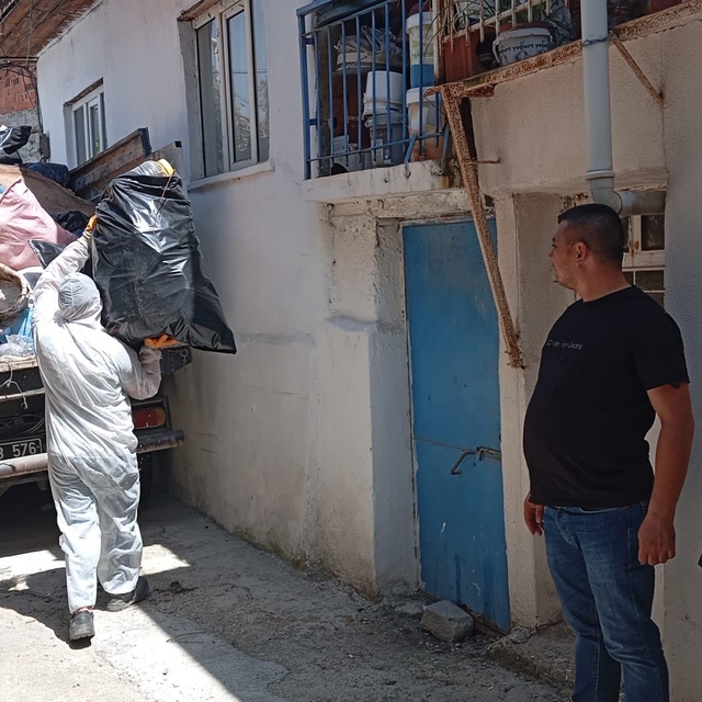 Burdur'da kötü kokunun kaynağı çöp ev çıktı: 3 kamyon atık çıkarıldı