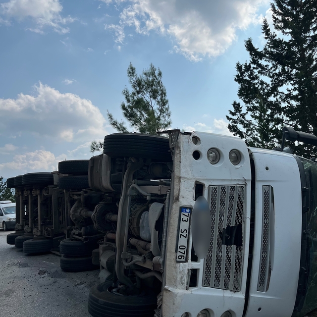 Osmaniye'de un yüklü tır devrildi: 1 yaralı