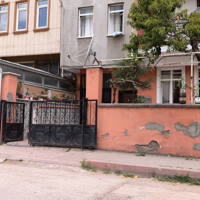 Sürgülü demir kapının altında kalan 3 yaşındaki çocuk ağır yaralandı