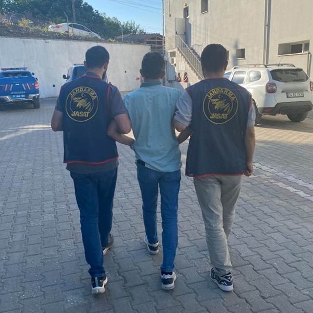 Çanakkale'de jandarma ekiplerince gerçekleştirilen operasyonlarda 14 şüphel...