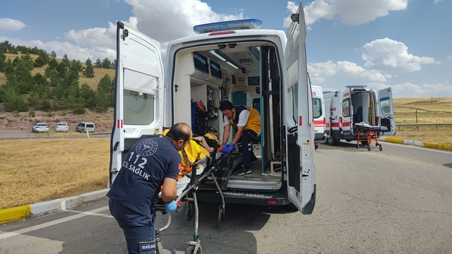 Sivas'ta iki araç kavşakta çarpıştı: 1 kişi öldü 8 kişi yaralandı