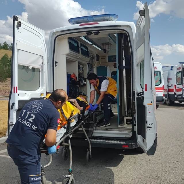 Sivas'ta iki araç kavşakta çarpıştı: 1 kişi öldü 8 kişi yaralandı