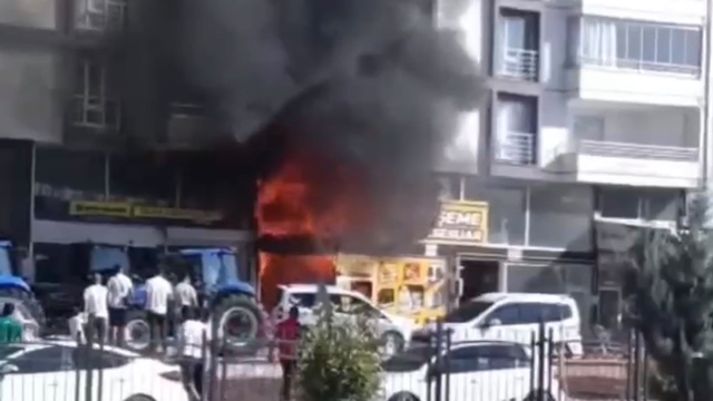 Elazığ'da iş yeri alevlere teslim oldu