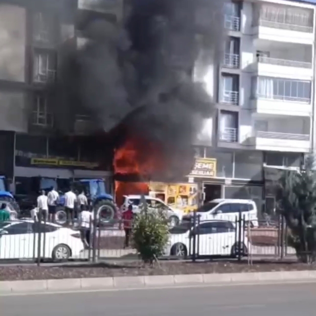 Elazığ'da iş yeri alevlere teslim oldu
