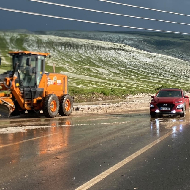 Ardahan-Göle yolu dolu nedeniyle geçici süre ulaşıma kapandı