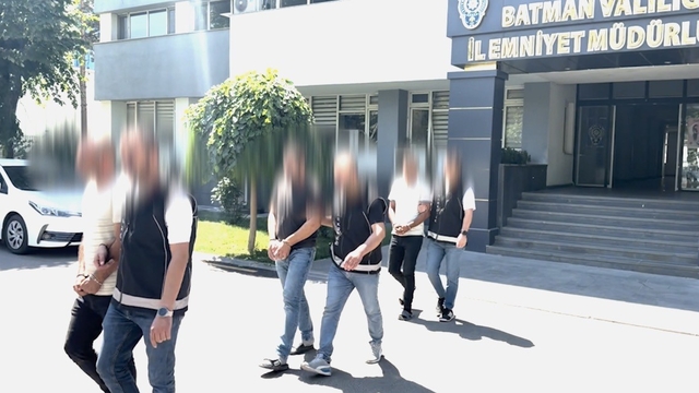 Batman'da pamuk yüklü iki tırda 112 kilo esrar ele geçirildi