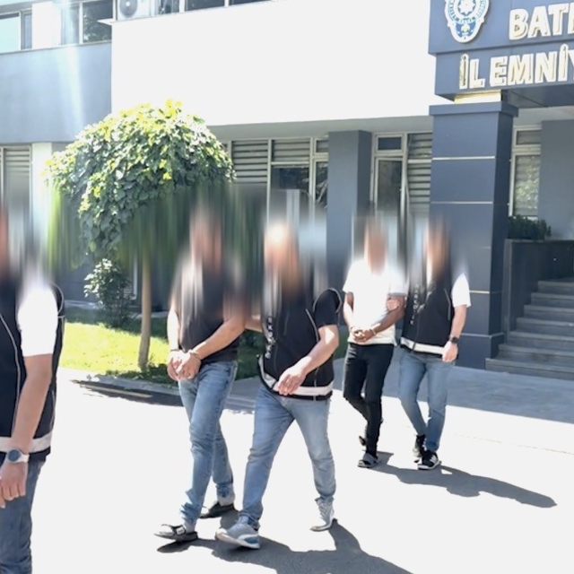 Batman'da pamuk yüklü iki tırda 112 kilo esrar ele geçirildi