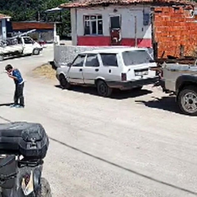 Yere düşen Atatürk portresini öpüp kaldırdı; o anlar kamerada