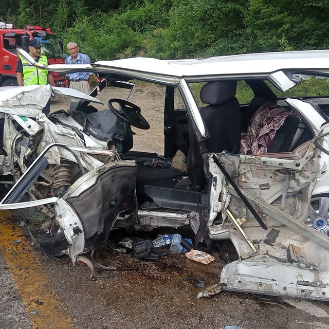 TIR ile otomobil çarpıştı: 2 ölü, 1 ağır yaralı (2)