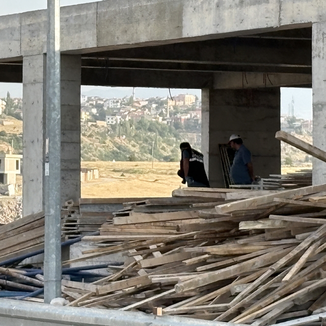 İnşaatta zemin kattan bodruma düşen işçi yaralandı