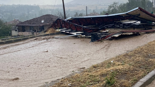 Amasya'da şiddetli fırtına ve dolu hasara yol açtı