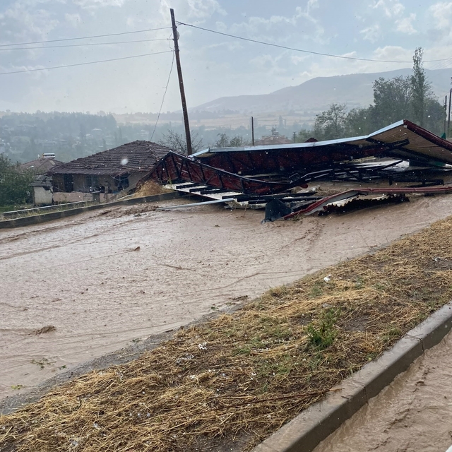 Amasya'da şiddetli fırtına ve dolu hasara yol açtı