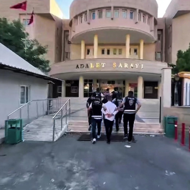 Şanlıurfa'da kendilerini kamu görevlisi olarak tanıtan dolandırıcılar tutuk...