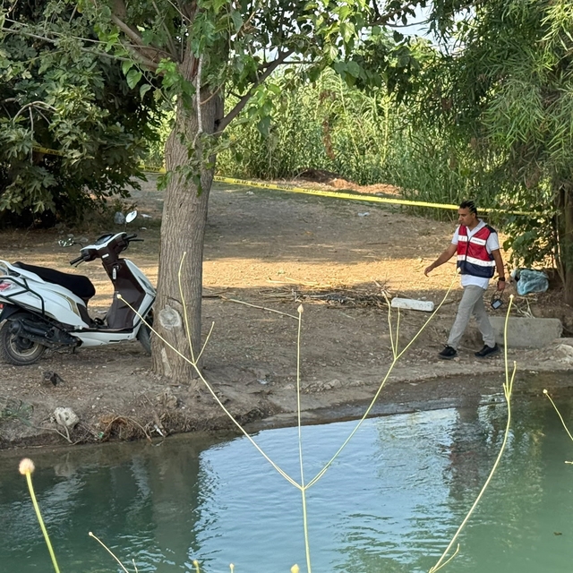 Haber alınamayan adamın sulama kanalı yanında bulunan motosiklet ve cep tel...