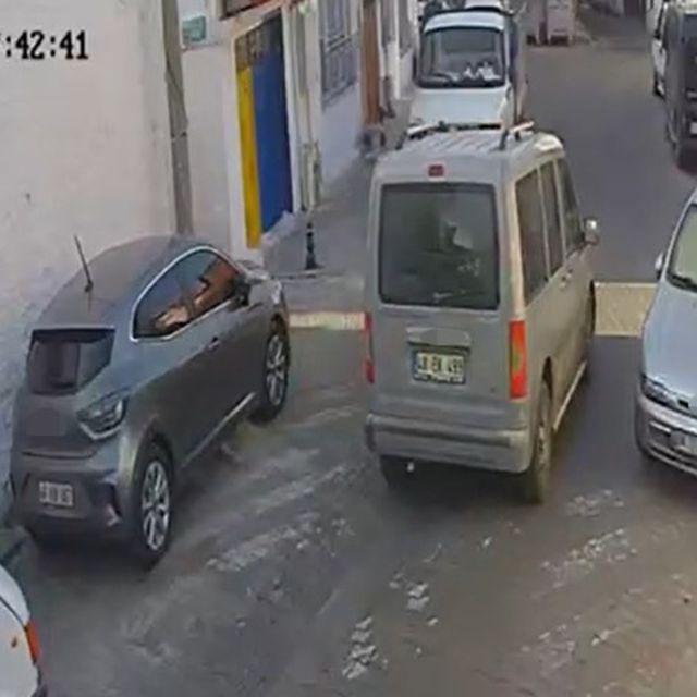 İki sokak kedisini ezdi, arkasına bile bakmadan uzaklaştı