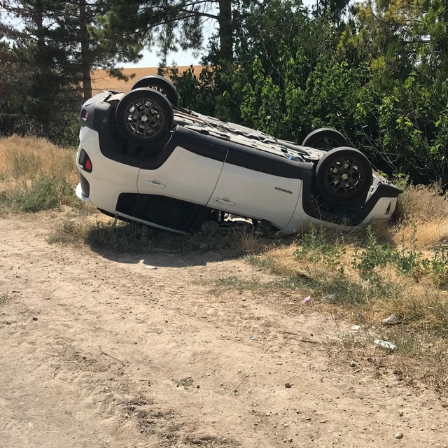 Tırın patlayan lastiğinden savrulan parçalar kazaya sebep oldu: 3'ü çocuk 8...
