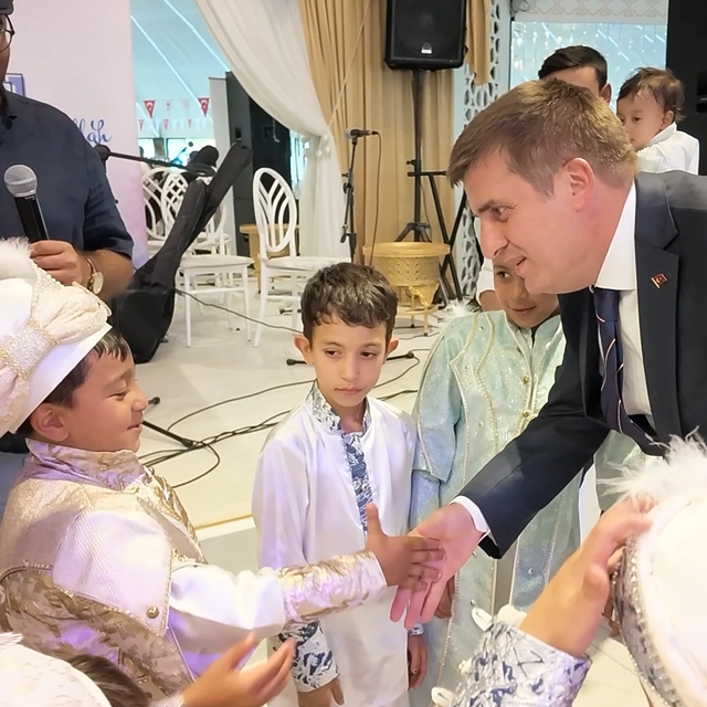 41 çocuğa unutulmaz sünnet şöleni: Tekne turu yapıp, klasik araçlarla şehir...