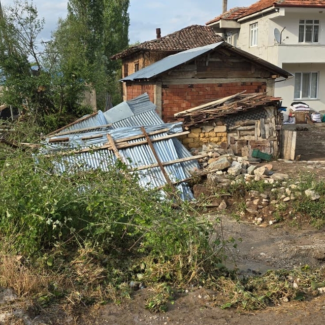 Samsun'da şiddetli sağanak ve dolu zarara yol açtı