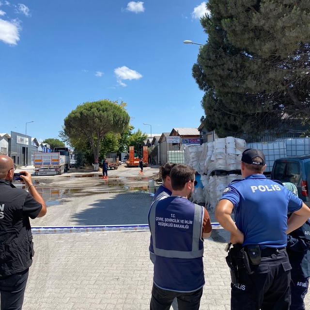 Balıkesir'de yere dökülen kimyasal madde kum emdirilerek temizlendi