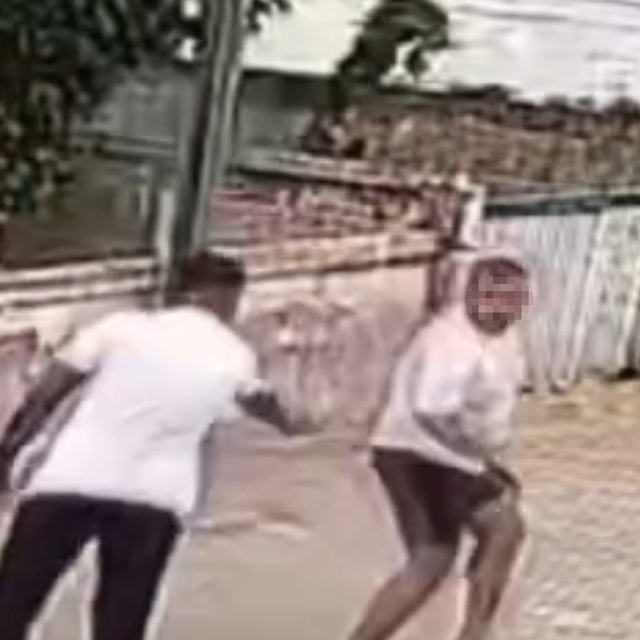 Önce yumrukladı, sonra bacaklarından vurdu: O anlar kamerada