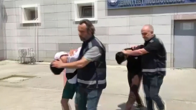"Vatandaşlık vereceğiz" yalanıyla aldıkları 175 gram altınla kaçan dolandırıcılar yakalandı