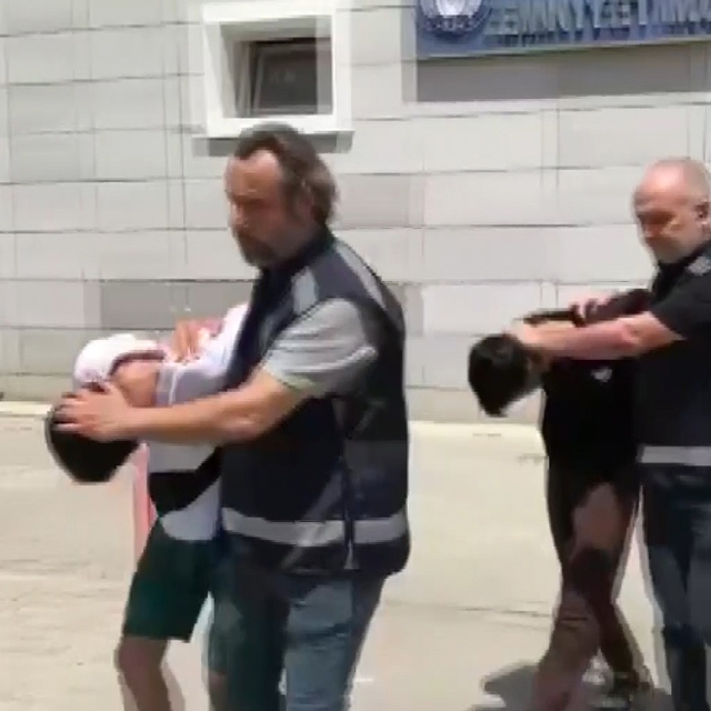 "Vatandaşlık vereceğiz" yalanıyla aldıkları 175 gram altınla kaçan dolandır...