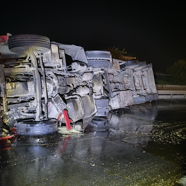 Mardin'de bitkisel yağ yüklü kamyonet devrildi