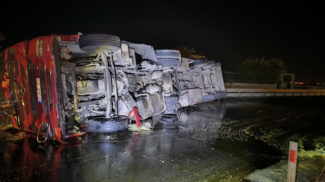 Mardin'de bitkisel yağ yüklü kamyonet devrildi