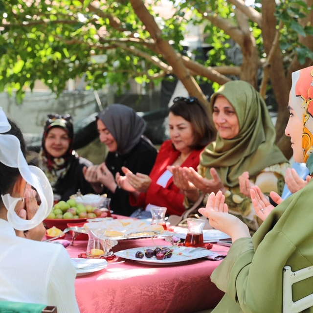 Protokol eşleri koruyucu aileyi yalnız bırakmadı