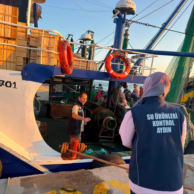 Didim'de uluslararası sularda avlanan trol teknelerine denetim