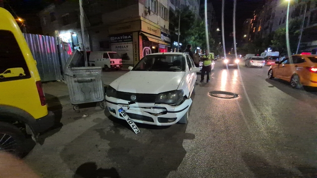 Minibüs sürücüsü para sayarken önündeki araca çarptı: 1'i çocuk 2 yaralı