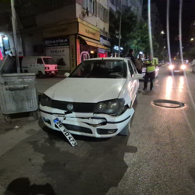Minibüs sürücüsü para sayarken önündeki araca çarptı: 1'i çocuk 2 yaralı