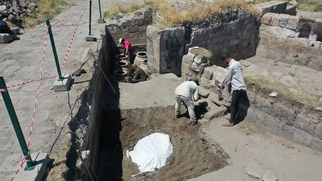 Ani Örenyeri'nde 900 yıllık erzak deposu gün yüzüne çıkarıldı