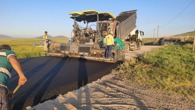 Kars'ta köy yollarında ulaşım hamlesi! BSK ve beton yol çalışmaları aralıksız sürüyor