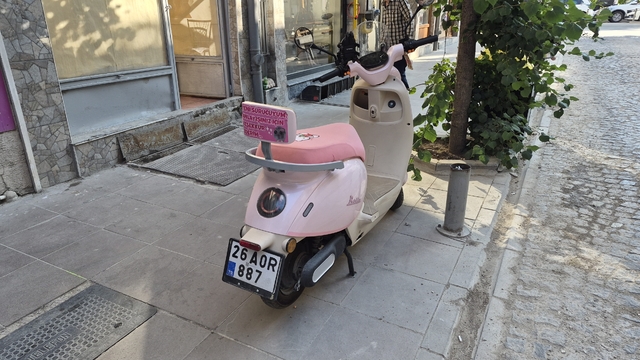 Pembe motosikletin arkasına yapıştırılan ilginç yazı dikkat çekti