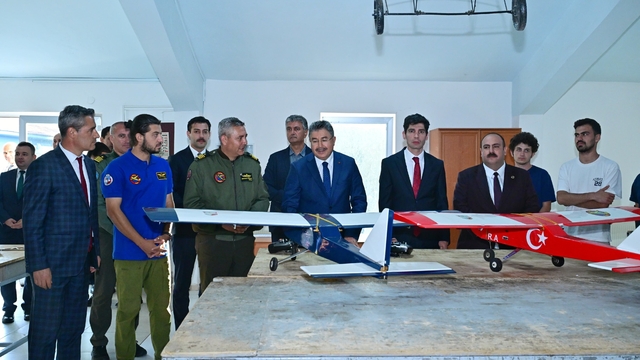 İHA yarışmalarında görev alacak pilotların eğitim gördüğü merkeze Vali Yılmaz'dan ziyaret