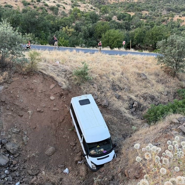 Siverek'te işçi minibüsü şarampole düştü: 4 yaralı